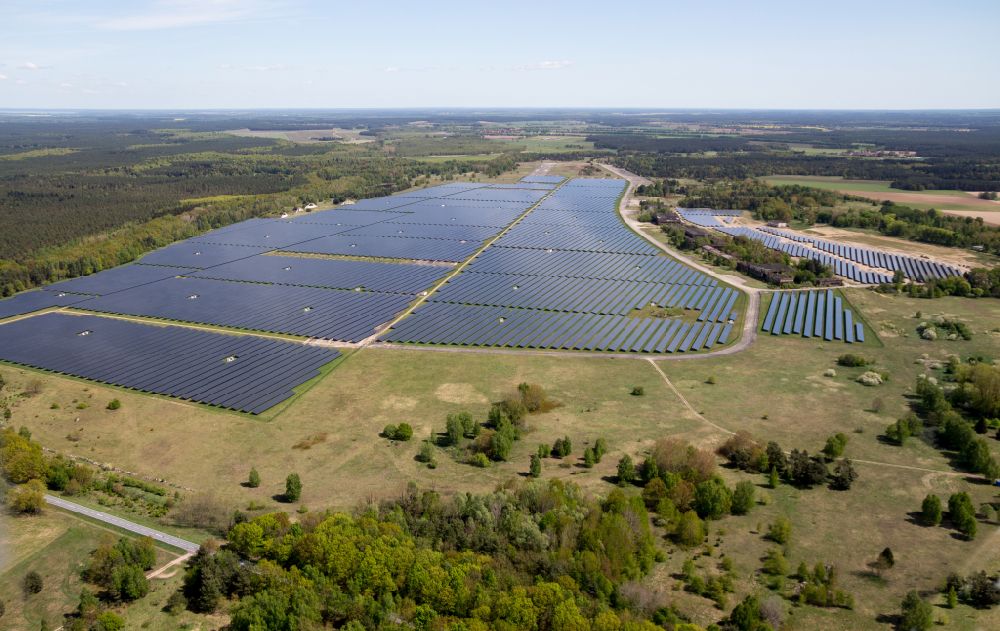 Aerial photograph Alt Daber - Solar power plant and photovoltaic systems on the airfield in Alt Daber in the state Brandenburg, Germany