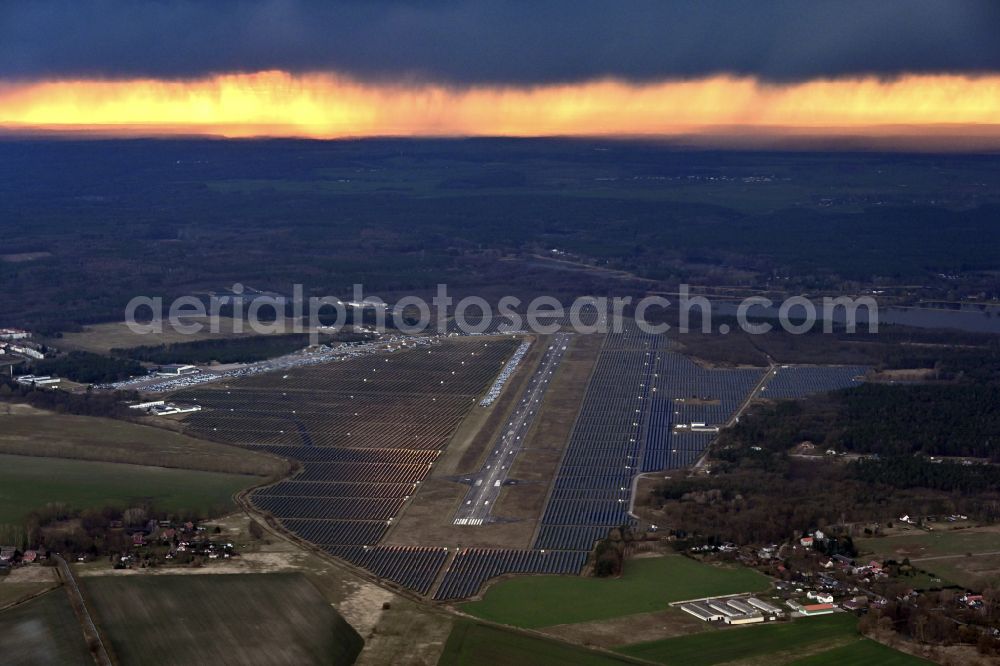 Aerial photograph Neuhardenberg - Solar power plant and photovoltaic systems on the airfield in Neuhardenberg in the state Brandenburg, Germany
