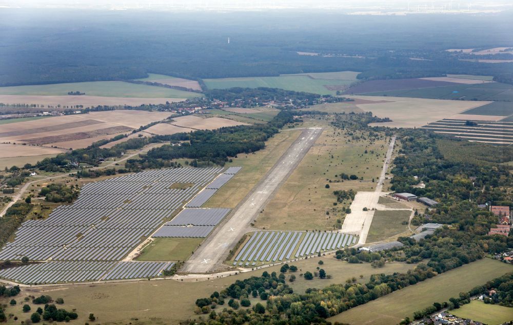 Aerial photograph Werneuchen - Solar power plant and photovoltaic systems on the airfield on street Alte Hirschfelder Strasse in Werneuchen in the state Brandenburg, Germany