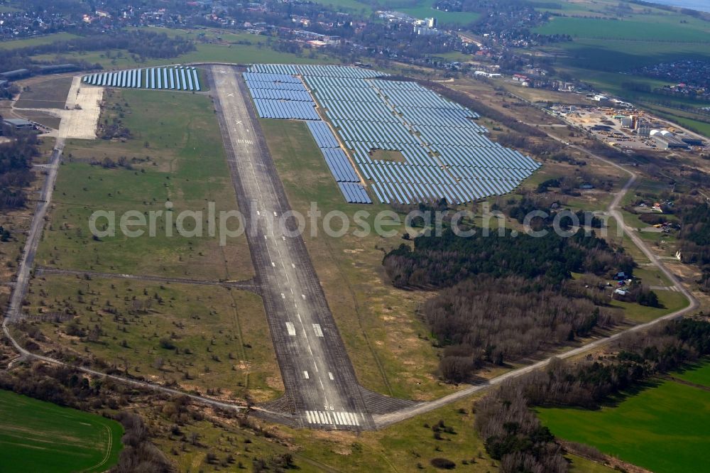 Aerial photograph Werneuchen - Solar power plant and photovoltaic systems on airfield in Werneuchen in the state Brandenburg, Germany