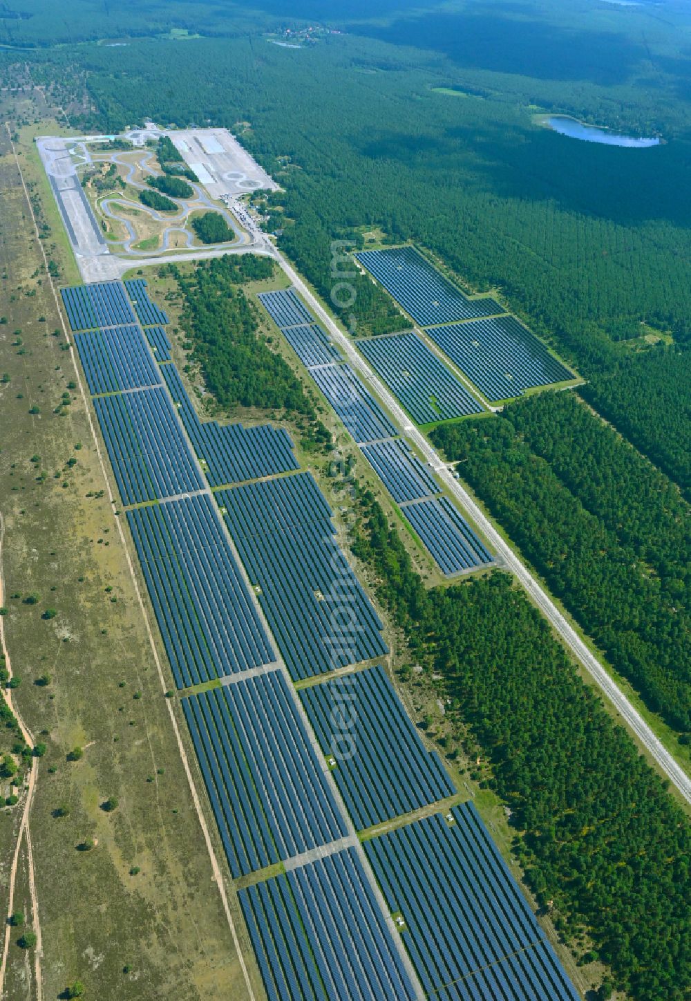 Aerial photograph Groß Dölln - Solar power plant and photovoltaic systems on the former airfield in Gross Doelln in the state Brandenburg, Germany