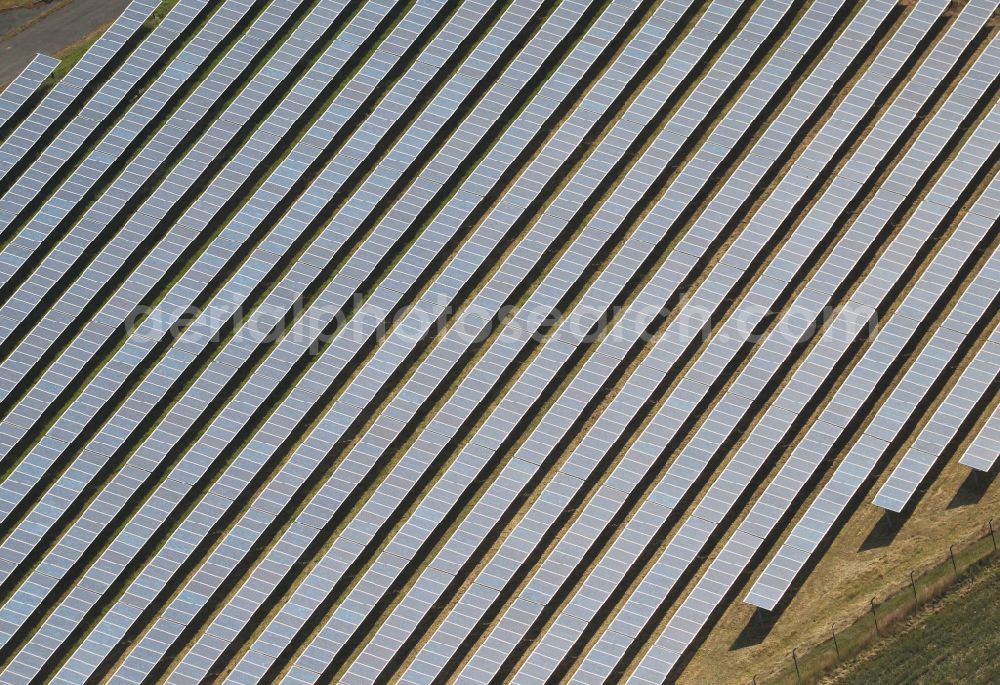 Klettbach from the bird's eye view: Rows of panels of a solar power plant and photovoltaic system Solaranlage Meckfelder Strasse on a field on street Meckfelder Strasse in Klettbach in the state Thuringia, Germany