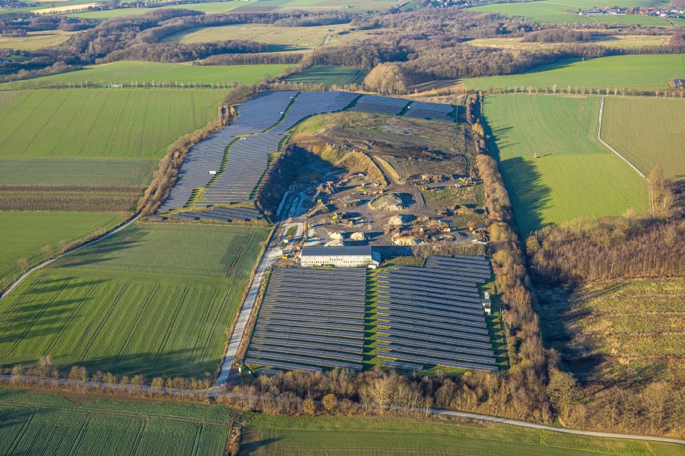 Büecke from above - Rows rows of panels of a solar power plant and photovoltaic system Solarpark Moehnesee on a field in Buecke in the state North Rhine-Westphalia, Germany