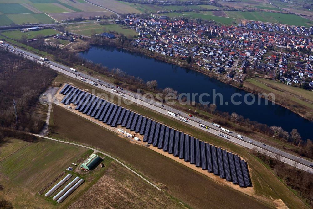 Aerial photograph Untergrombach - Photovoltaic system and solar power plant - rows of panels on the edge of the lanes of the motorway route and route of the BAB A in Untergrombach in the state Baden-Wuerttemberg, Germany