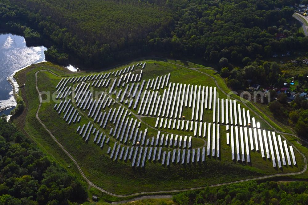 Rüdersdorf from the bird's eye view: Panel rows of photovoltaic and solar farm or solar power plant on Bergstrasse in the district Hennickendorf in Ruedersdorf in the state Brandenburg, Germany