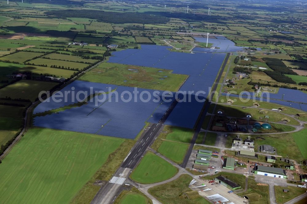 Eggebek from the bird's eye view: Panel rows of photovoltaic and solar farm or solar power plant of the company Moehring Energie GmbH and mainova AG in Eggebek in the state Schleswig-Holstein