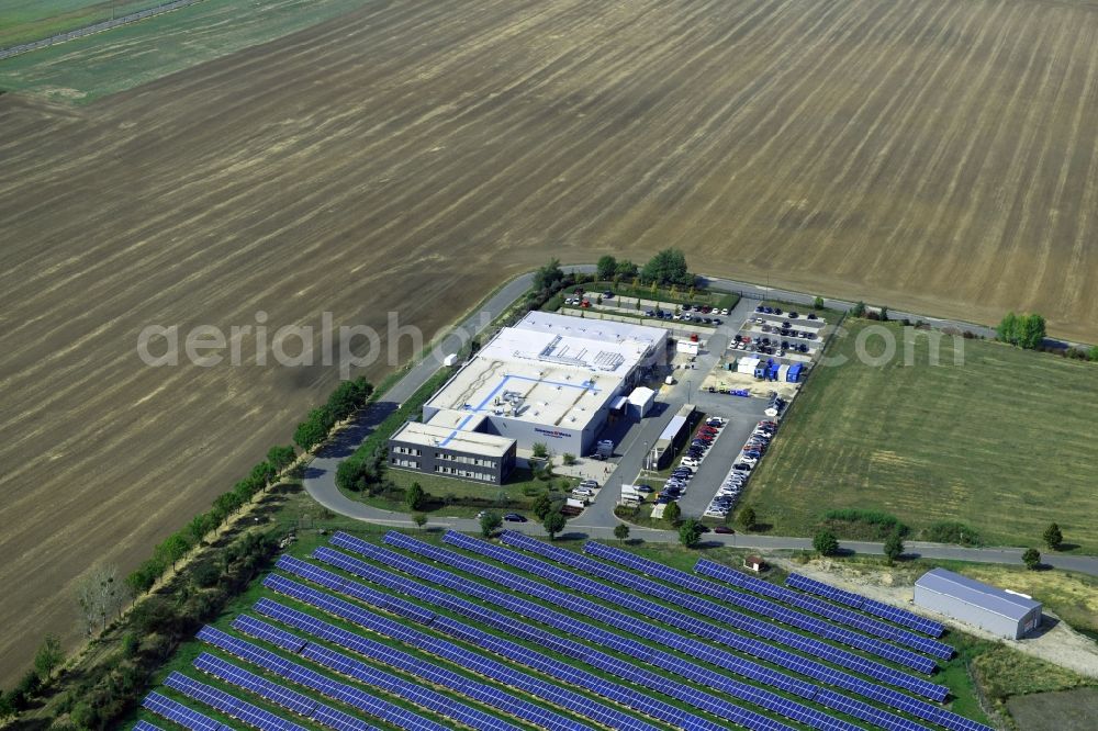 Aerial photograph Kleinhelmsdorf - Panel rows of photovoltaic and solar farm or solar power plant along the Eisenberger Strasse - Lindenstrasse in Kleinhelmsdorf in the state Saxony-Anhalt, Germany