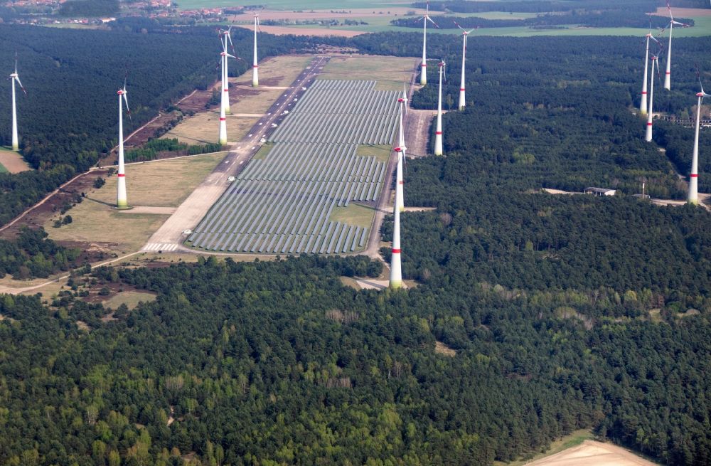 Aerial photograph Mahlwinkel - Solar park and wind turbines in the Mahlwinkel part of the borough of Angern in the state of Saxony-Anhalt. A large number of solar cells and several wind turbines are located and constructed on site of the former military airbase