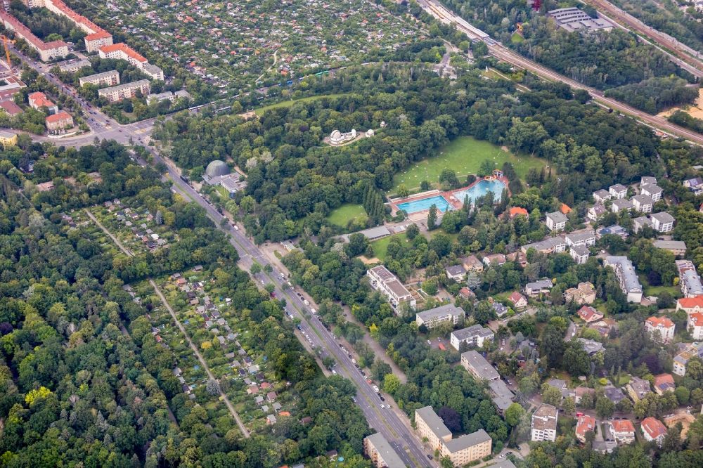 Berlin from the bird's eye view: Bathers on the lawn by the pool of summer bath at the Islan der in Berlin Steglitz