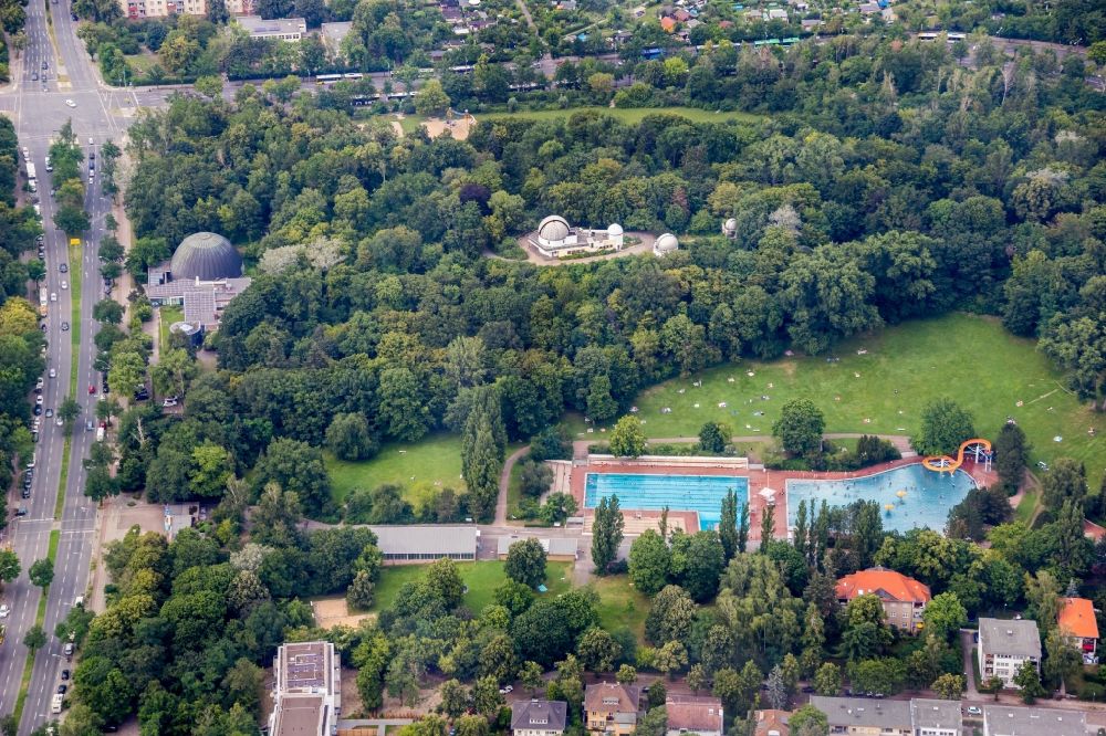 Aerial image Berlin - Bathers on the lawn by the pool of summer bath at the Islan der in Berlin Steglitz