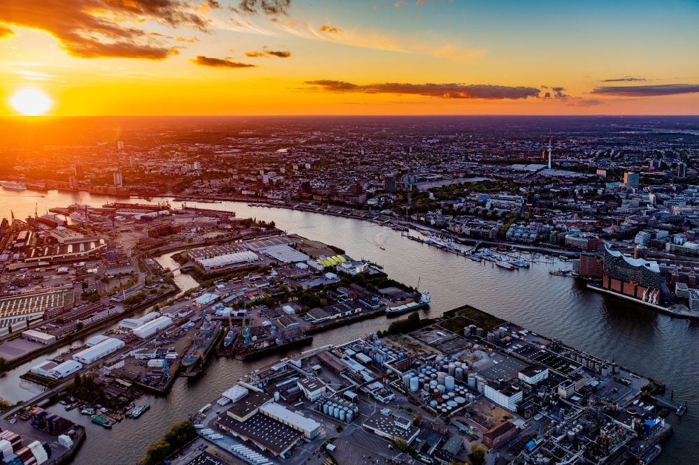 Hamburg from the bird's eye view: Sunset over the industrial park and the settlement of companies with the port facilities on the banks of the Nordelbe river in the district Steinwerder in Hamburg, Germany