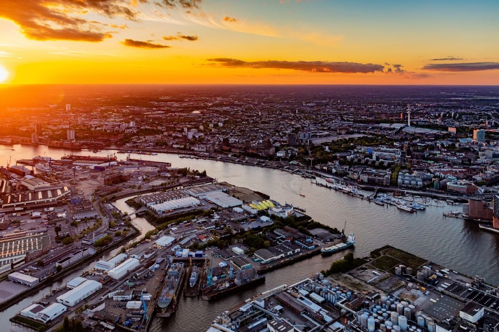 Aerial image Hamburg - Sunset over the industrial park and the settlement of companies with the port facilities on the banks of the Nordelbe river in the district Steinwerder in Hamburg, Germany
