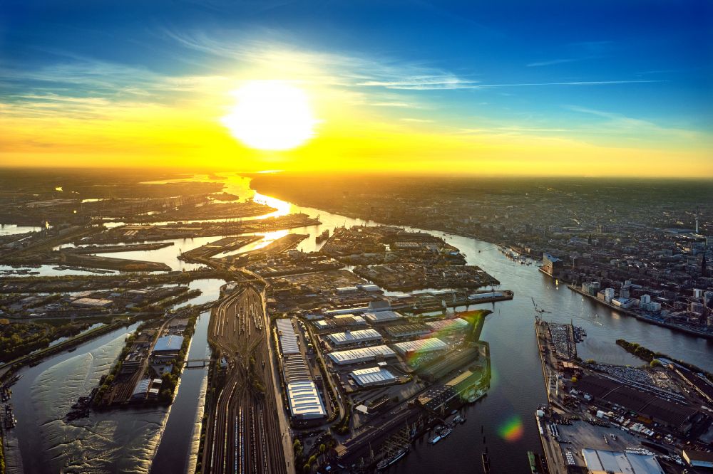 Hamburg from the bird's eye view: Sunset over the industrial park and the settlement of companies with the port facilities on the banks of the Nordelbe river in the district Steinwerder in Hamburg, Germany