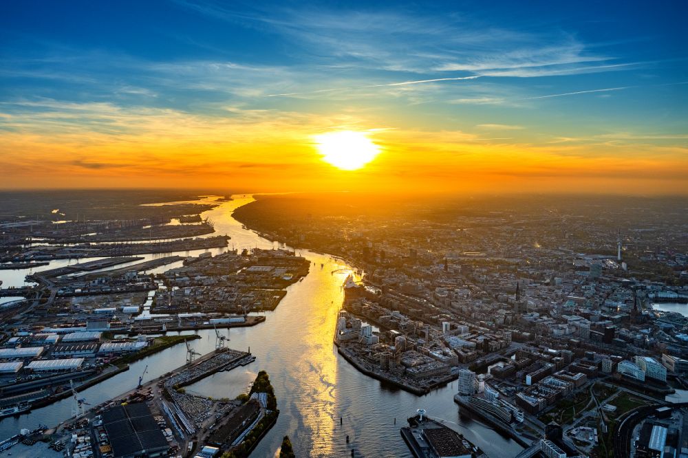 Aerial image Hamburg - Sunset over the industrial park and the settlement of companies with the port facilities on the banks of the Nordelbe river in the district Steinwerder in Hamburg, Germany