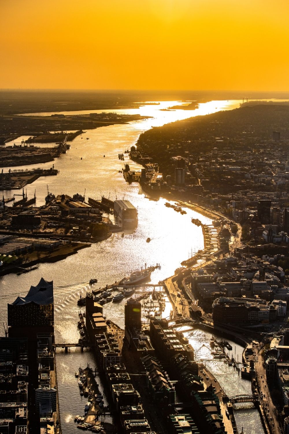 Aerial photograph Hamburg - Sunset over the countryside of the port on the river course of the Elbe in the district Hafencity in Hamburg, Germany