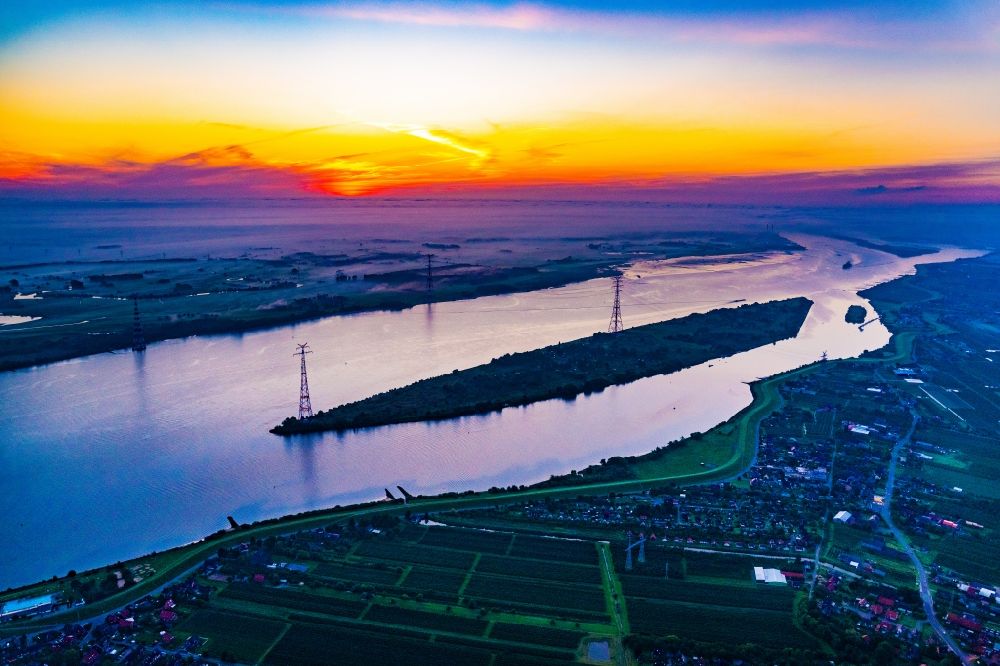 Steinkirchen from the bird's eye view: Sunrise over the Elbe island Luehesand in Steinkirchen in the state Lower Saxony, Germany