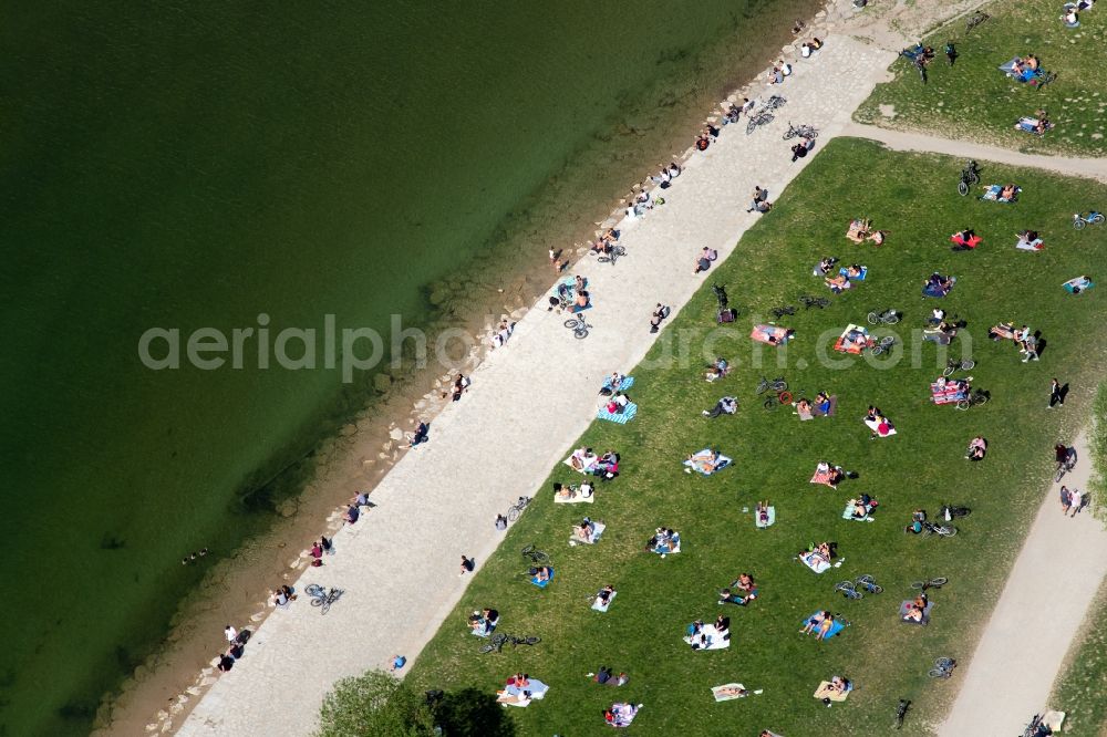 München from the bird's eye view: Shore areas exposed by low-water level riverbed of the river Isar in the district Untergiesing-Harlaching in Munich in the state Bavaria, Germany
