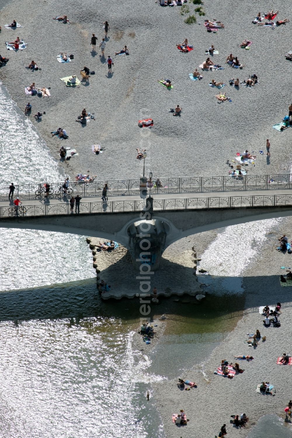 Aerial photograph München - Shore areas exposed by low-water level riverbed of the river Isar in the district Untergiesing-Harlaching in Munich in the state Bavaria, Germany