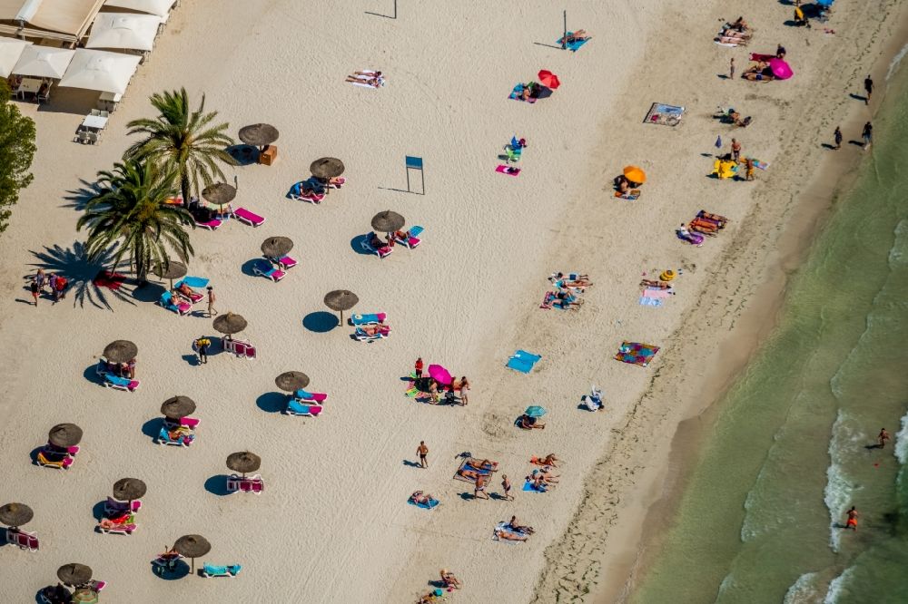 Alcudia from the bird's eye view: Parasol - rows on the sandy beach in the coastal area on Carrer de Saturn in Alcudia in Balearic island of Mallorca, Spain