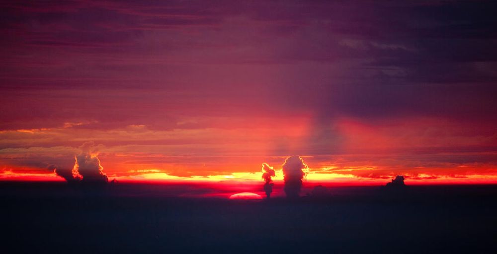 Aerial photograph Lippetal - Nachtluftbild vom Sonnenuntergang am Horizont bei Lippetal in Nordrhein-Westfalen. Im Bild die Rauchwolken des Kraftwerk Westfalen und Hamm-Uetrop. Sunset at Lippetal in North Rhine-Westphalia.