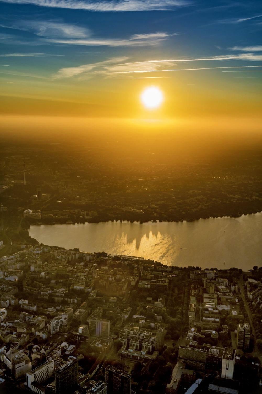 Aerial photograph Hamburg - Sunset over the city view of the downtown area on the shore areas of Binnenalster and Aussenalster in the district Sankt Georg in Hamburg, Germany