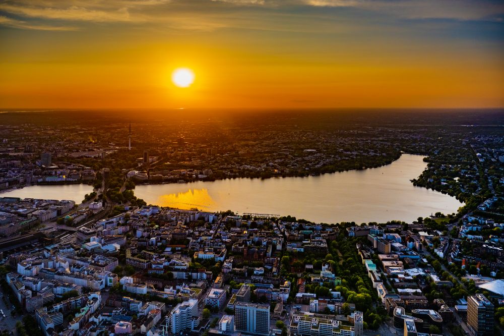 Aerial photograph Hamburg - Sunset over the city view of the downtown area on the shore areas of Binnenalster and Aussenalster in the district Sankt Georg in Hamburg, Germany