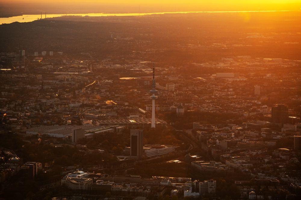 Aerial photograph Hamburg - Sunset TV tower Heinrich-Hertz-Turm at the exhibition center in Hamburg. The structure used as a telecommunications tower and for broadcasting stations belongs to the Deutsche Funkturm GmbH