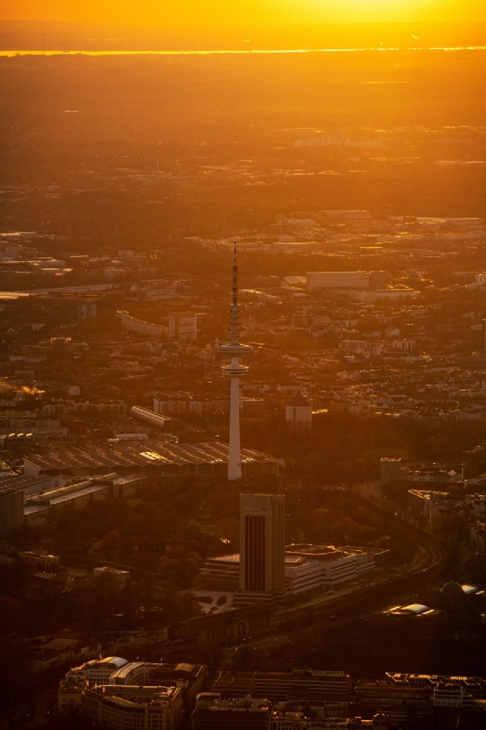 Hamburg from above - Sunset TV tower Heinrich-Hertz-Turm at the exhibition center in Hamburg. The structure used as a telecommunications tower and for broadcasting stations belongs to the Deutsche Funkturm GmbH