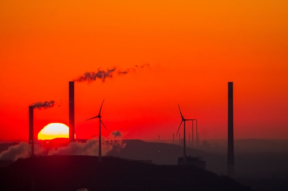 Gelsenkirchen from the bird's eye view: Smoke and silhouette of the sun Set power plant Scholven in Gelsenkirchen in the state of North Rhine-Westphalia