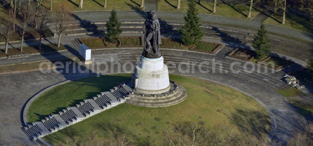 Berlin Treptow from the bird's eye view: The Soviet War Memorial in Treptower Park in Berlin is in the state of Berlin. The monument commemorates the fallen in WW2 soldiers of the Red Army. In the Appendices to the memorial Soviet soldiers are buried many thousands. The sculpture of the soldiers with the child in her arms was designed by the Russian sculptor Vuchetich