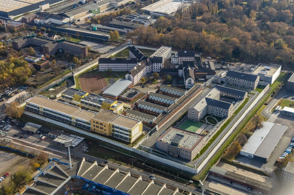 Bochum from above - social Therapeutic Institute on the site of prison premises and security fencing of the prison on Kruemmede in Bochum at Ruhrgebiet in the state North Rhine-Westphalia, Germany