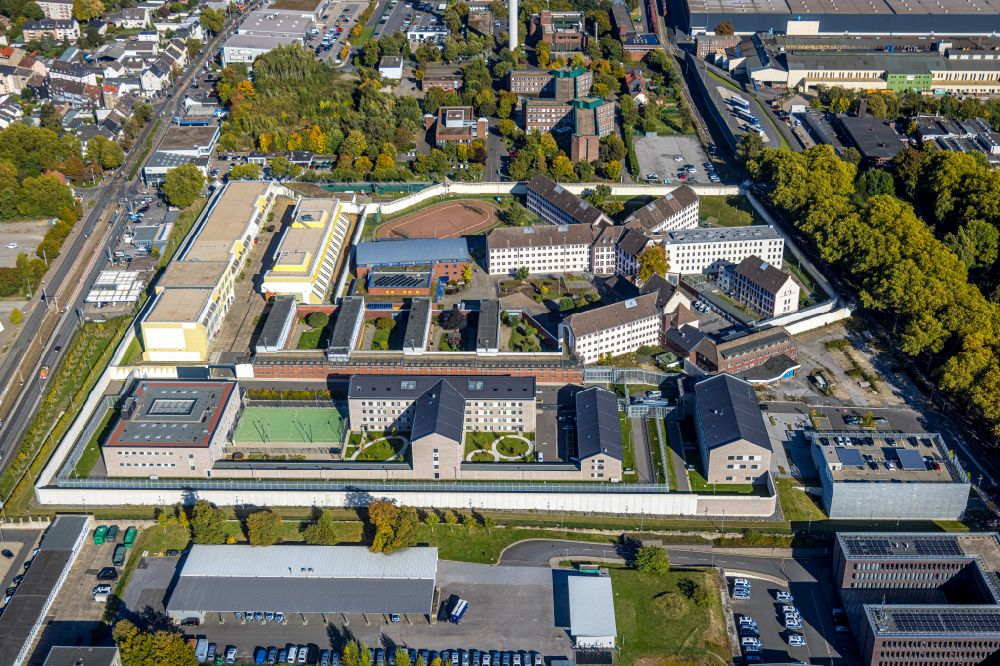 Bochum from the bird's eye view: social Therapeutic Institute on the site of prison premises and security fencing of the prison on Kruemmede in Bochum at Ruhrgebiet in the state North Rhine-Westphalia, Germany