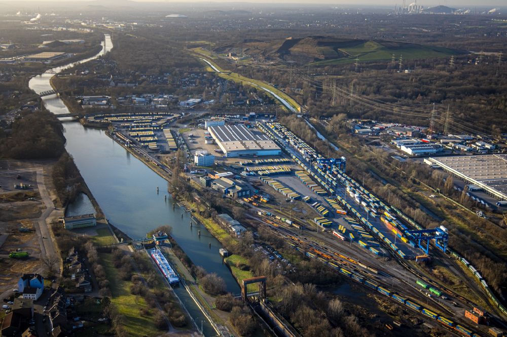 Aerial image Herne - Freight forwarding building a logistics and transport company Mueller - Die lila Logistik GmbH Am Westhafen in the district Wanne-Eickel in Herne in the state North Rhine-Westphalia