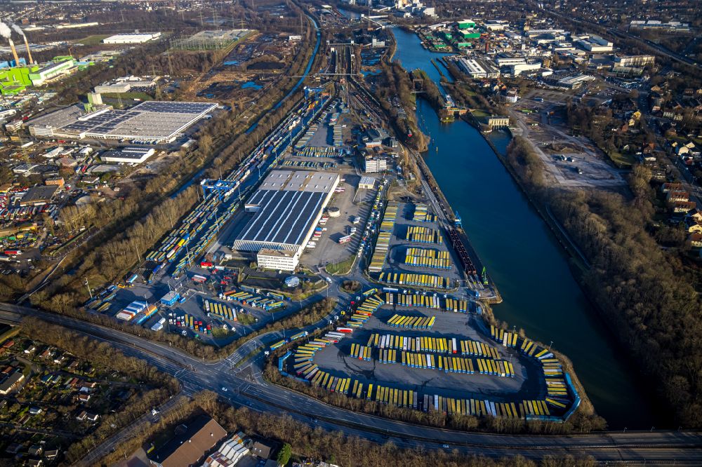 Herne from the bird's eye view: Freight forwarding building a logistics and transport company Mueller - Die lila Logistik GmbH Am Westhafen in the district Wanne-Eickel in Herne in the state North Rhine-Westphalia