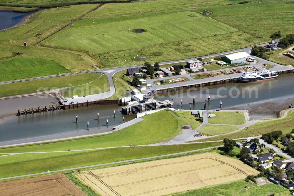 Husum from the bird's eye view: Lockage of the Dockkoogstrasse in the district Finkhaushallig in Husum in the state Schleswig-Holstein
