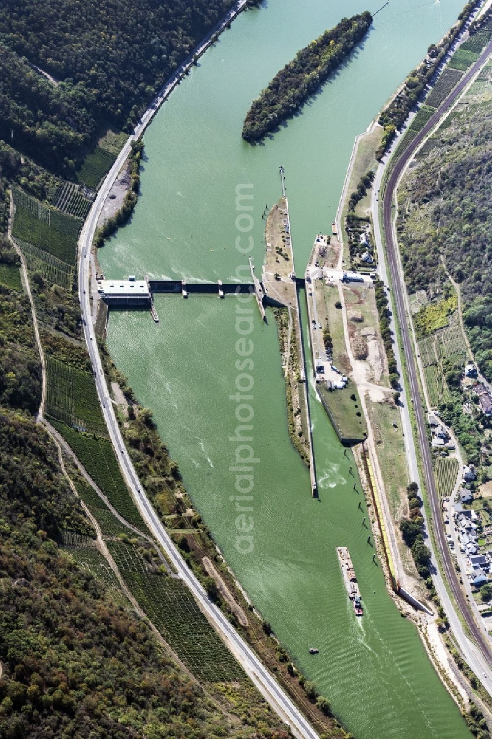 Aerial photograph Lehmen - Lockage of the of the river Mosel in Lehmen in the state Rhineland-Palatinate, Germany