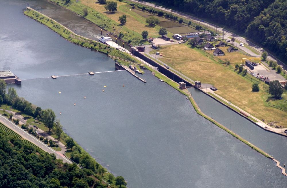 Treis-Karden from the bird's eye view: Lockage of the of the river Mosel in Mueden (Mosel) in the state Rhineland-Palatinate, Germany