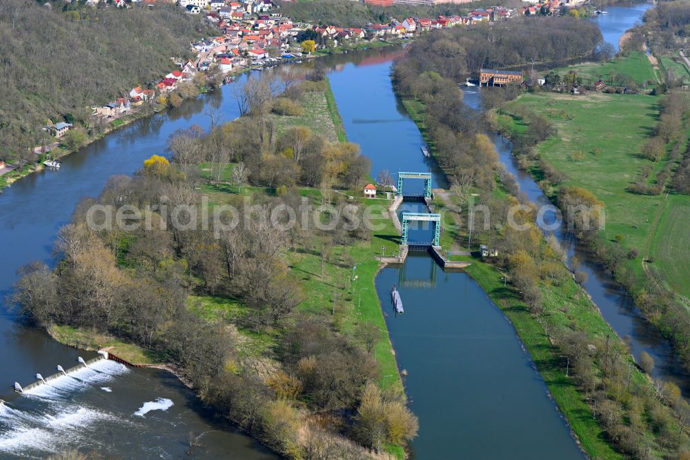 Wettin from the bird's eye view: Barrier lock systems of the lock on the course of the river Saale on the street Muehlweg in Wettin in the state Saxony-Anhalt, Germany