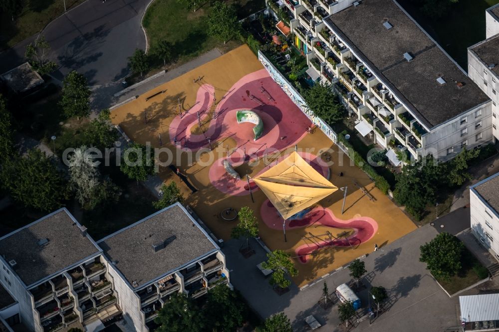 Aerial image Würzburg - Playground Gummi-Spielplatz on Roemer Strasse in the district Heuchelhof in Wuerzburg in the state Bavaria, Germany