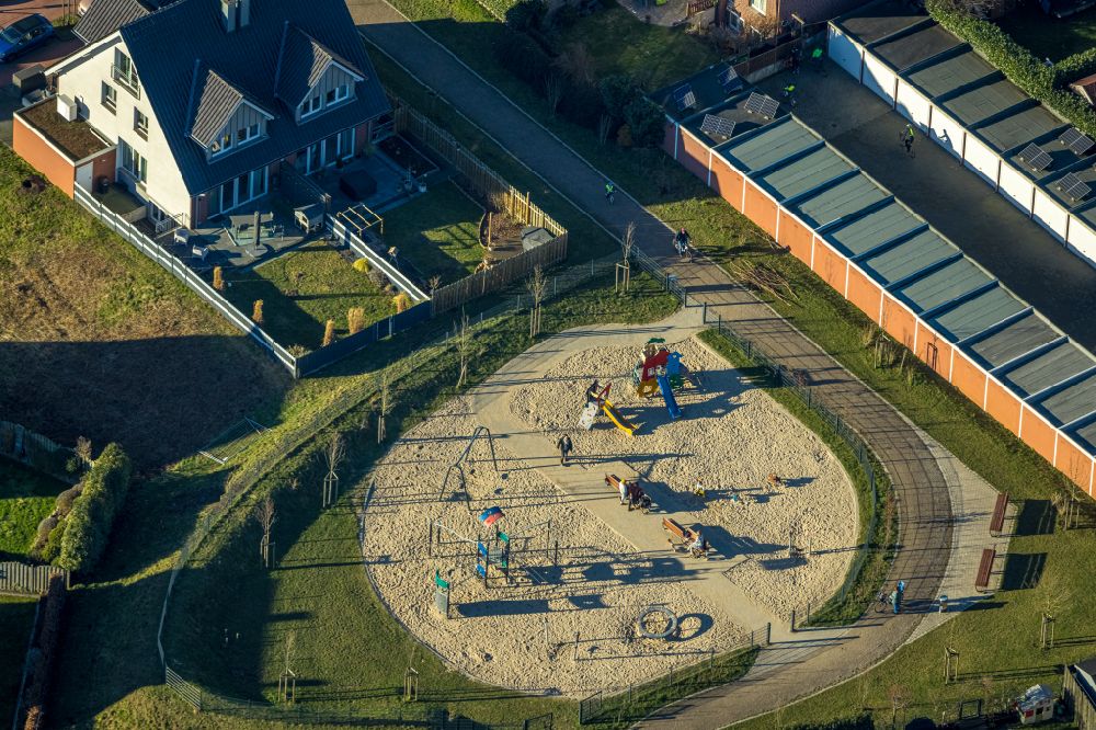 Bottrop from the bird's eye view: Playground on Hellenstrasse - Theo-Kleppe-Weg - Tappenhof in the district of Kirchhellen in Bottrop in the Ruhr area in the state North Rhine-Westphalia, Germany