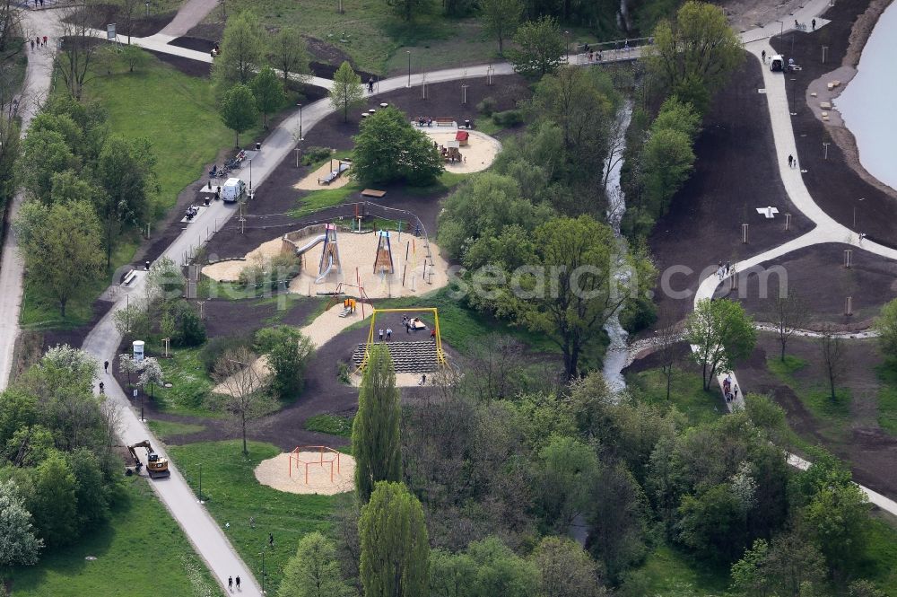 Aerial image Erfurt - Assembly of playground equipment on a construction site for the new construction of the playground Abenteuerspielplatz beim Sportpark am Auenteich in the district Gispersleben in Erfurt in the state Thuringia, Germany