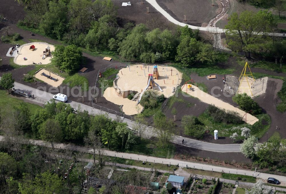 Aerial photograph Erfurt - Assembly of playground equipment on a construction site for the new construction of the playground Abenteuerspielplatz beim Sportpark am Auenteich in the district Gispersleben in Erfurt in the state Thuringia, Germany