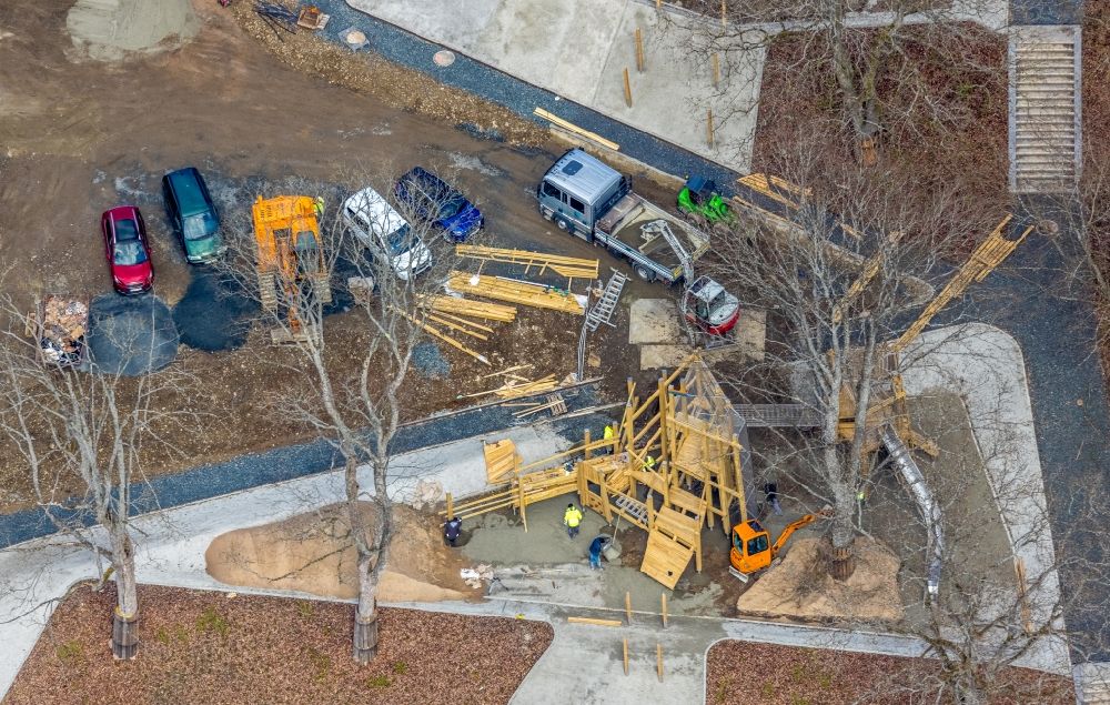 Aerial photograph Siegen - Assembly of playground equipment on a construction site for the new construction of the playground in the park Rubensbrunnen in Siegen at Siegerland in the state North Rhine-Westphalia, Germany