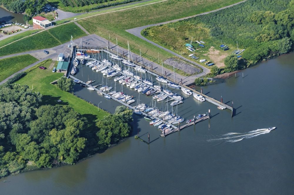 Aerial photograph Jork - Pleasure boat and sailing boat mooring and boat moorings in the harbor on the river bank area Altlaender Yachtclub e.V. in Jork in the state Lower Saxony, Germany