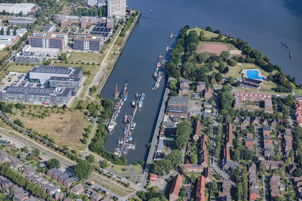 Aerial image Hamburg - Pleasure boat and sailing boat mooring and boat moorings in the harbor on the river bank area on Elbe in Steendiekkanal in Hamburg, Germany