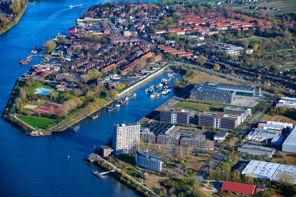 Aerial photograph Hamburg - Pleasure boat and sailing boat mooring and boat moorings in the harbor on the river bank area on Elbe in Steendiekkanal in Hamburg, Germany