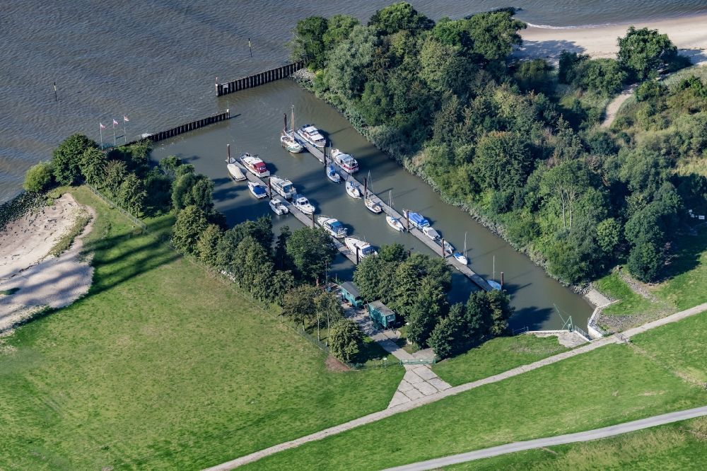 Aerial image Hetlingen - Pleasure boat and sailing boat mooring and boat moorings in the harbor on the river bank area Wassersportverein Hetlingen e.V. in Hetlingen in the state Schleswig-Holstein, Germany