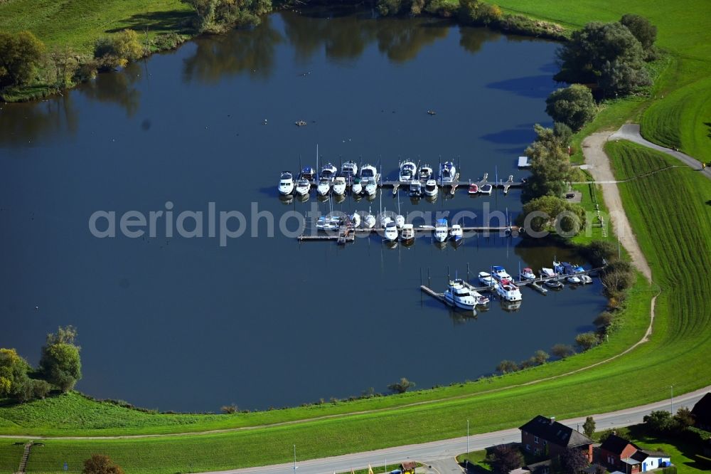 Aerial image Tespe - Pleasure boat and sailing boat mooring and boat moorings in the harbor on the river bank area of the river Elbe in Tespe in the state Lower Saxony, Germany