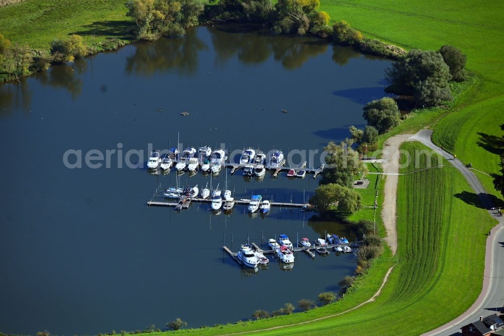 Aerial photograph Tespe - Pleasure boat and sailing boat mooring and boat moorings in the harbor on the river bank area of the river Elbe in Tespe in the state Lower Saxony, Germany