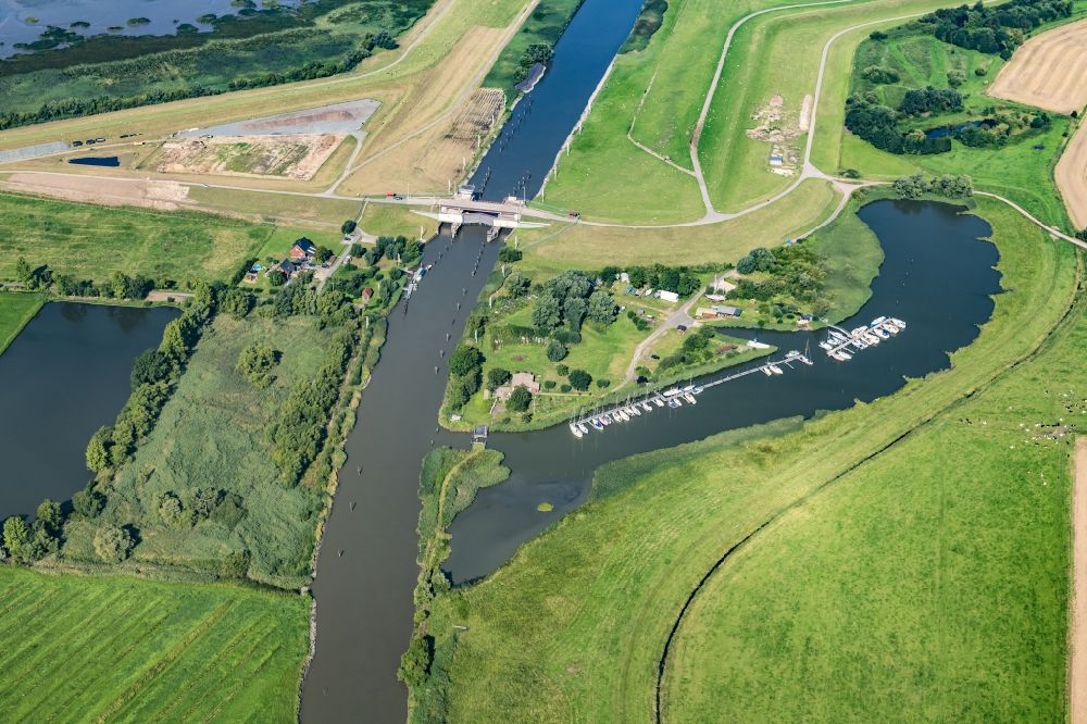 Aerial photograph Haselau - Pleasure boat and sailing boat mooring and moorings in the harbor on the river bank area Segelvereinigung Pinnau in Haselau on the river Pinnau in the state Schleswig-Holstein, Germany